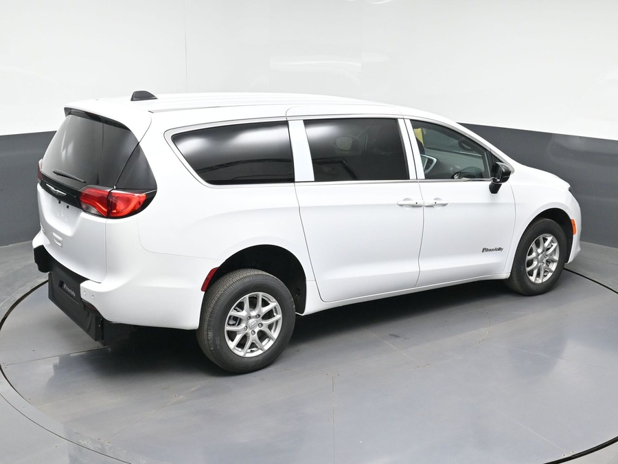 White Chrysler Voyager image number 9