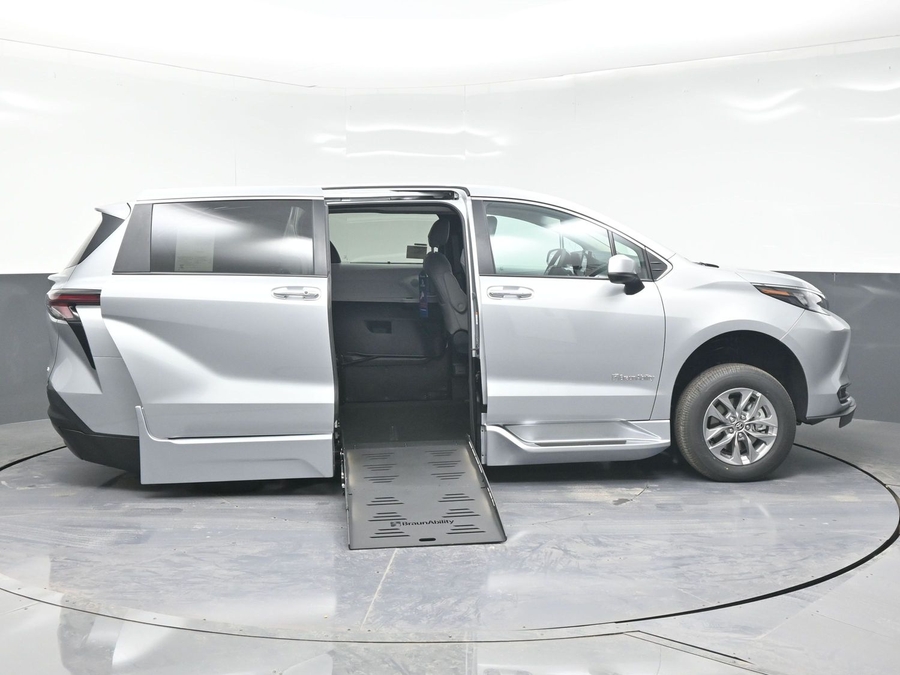New 2025 Toyota Sienna Hybrid XLE Base - BraunAbility Side Entry Entry Fold Out Automatic Ramp