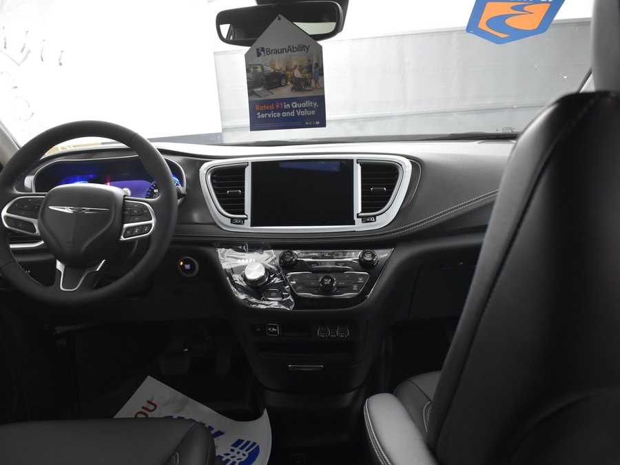 New 2025 Chrysler Pacifica Select Safety - BraunAbility Side Entry Entry In Floor Automatic Ramp