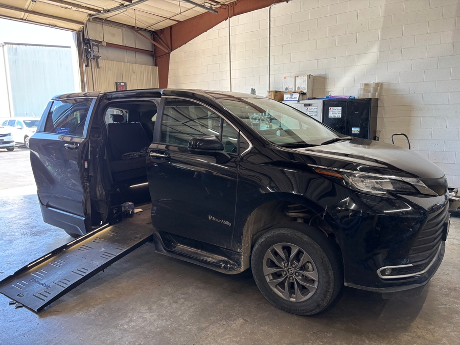 Used 2022 Toyota Sienna XLE - BraunAbility Side Entry Entry Fold Out Automatic Ramp