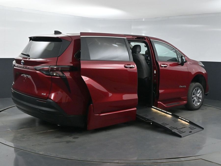 New 2025 Toyota Sienna Hybrid XLE Base - BraunAbility Side Entry Entry Fold Out Automatic Ramp