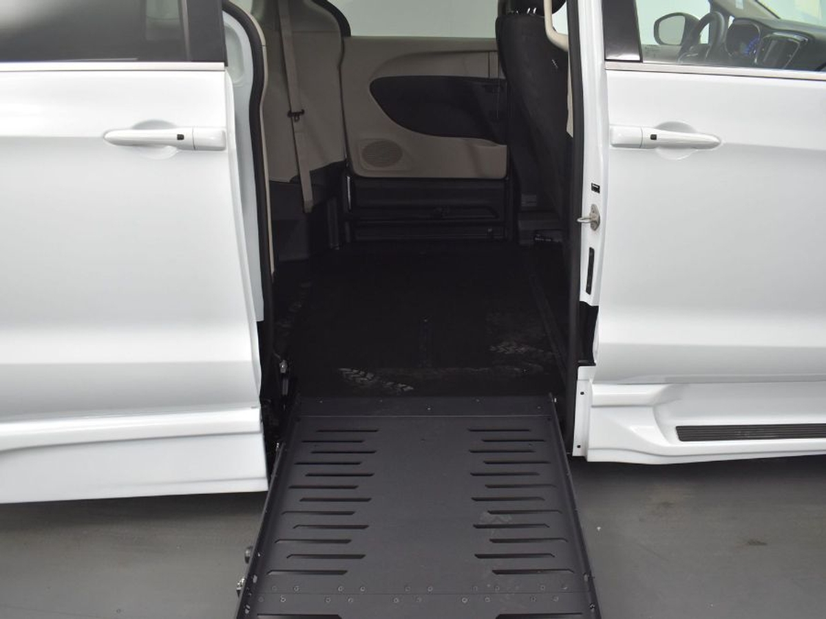 2023 CHRYSLER VOYAGER - Image 12