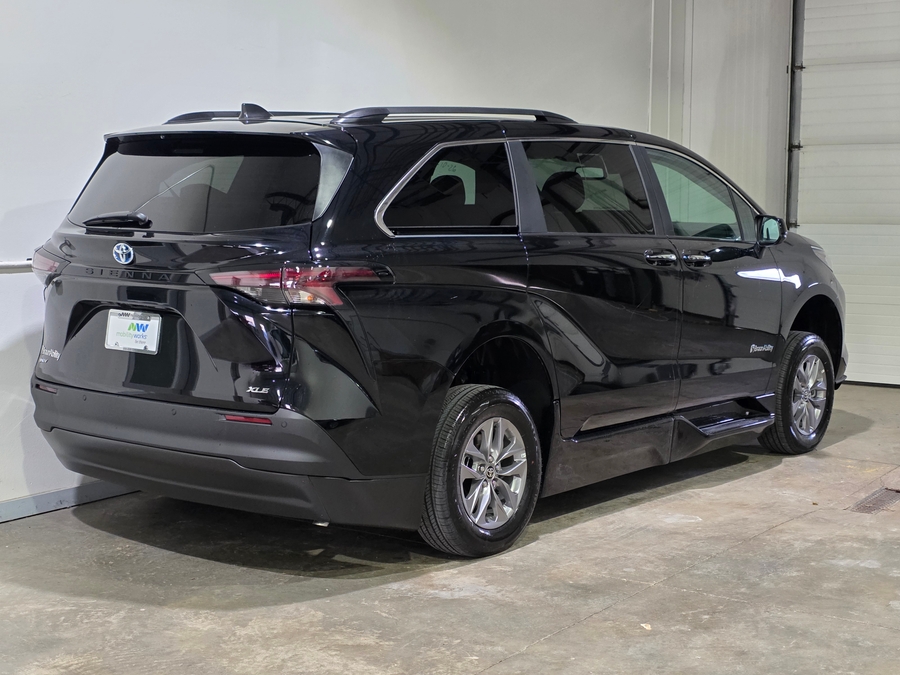 Black Toyota Sienna image number 28
