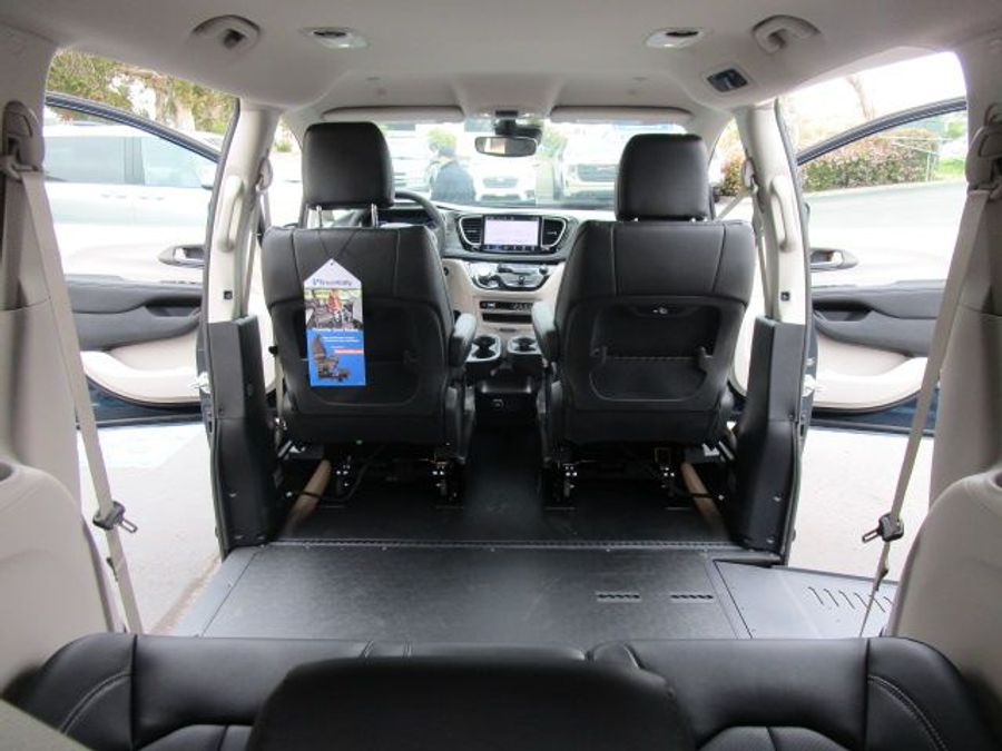 New 2025 Chrysler Pacifica Select Safety - BraunAbility Side Entry Entry In Floor Automatic Ramp