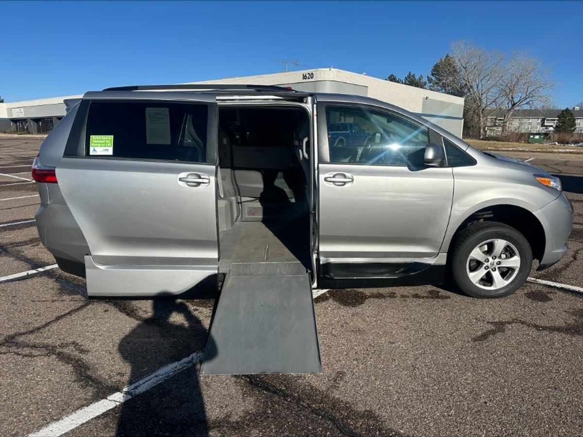 Silver Toyota Sienna image number 8