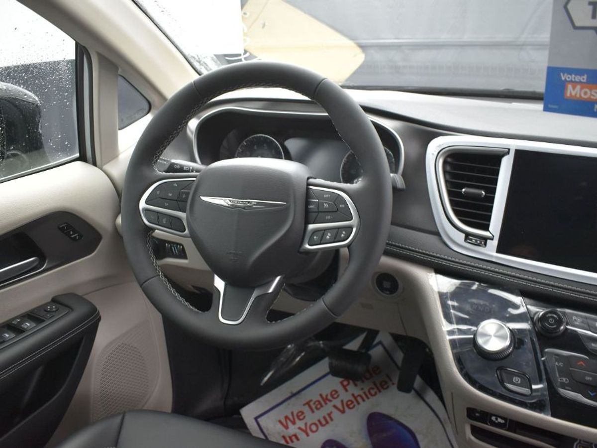 Silver Chrysler Pacifica image number 5