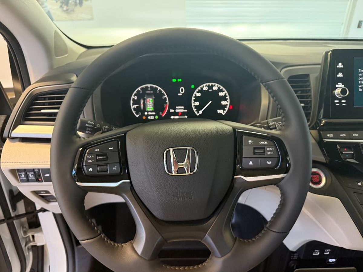 White Honda Odyssey image number 10