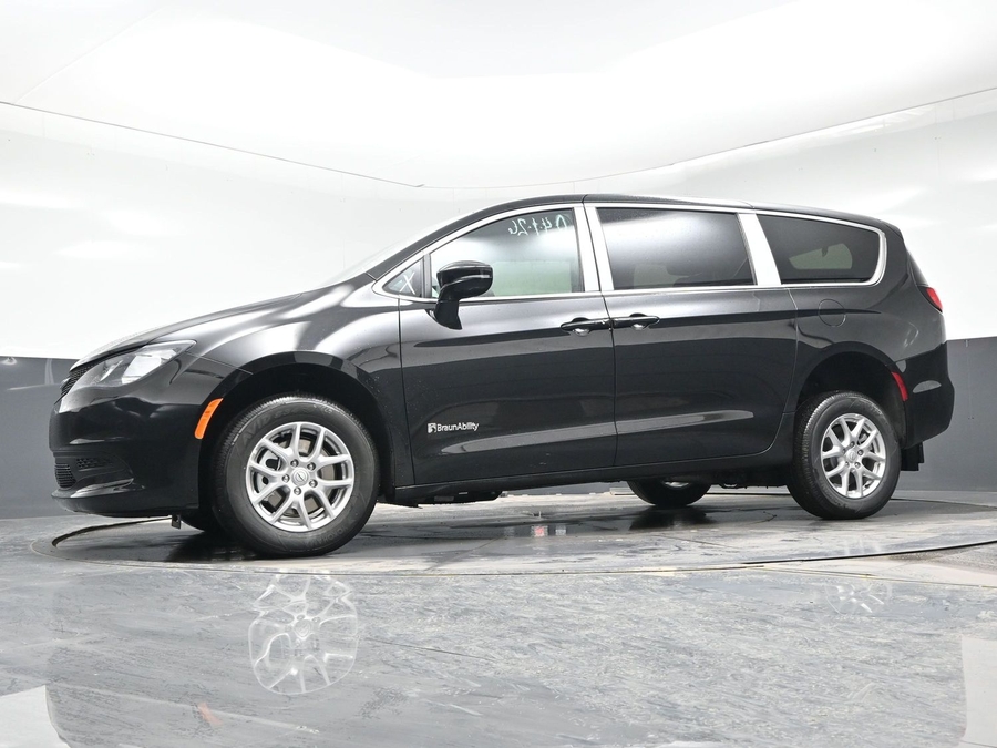 Black Chrysler Voyager image number 18