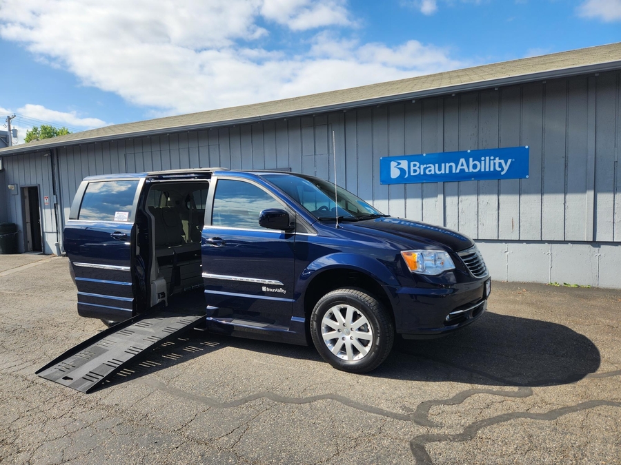 Used 2013 Chrysler Town and Country Touring - BraunAbility Side Entry Entry Fold Out Automatic Ramp