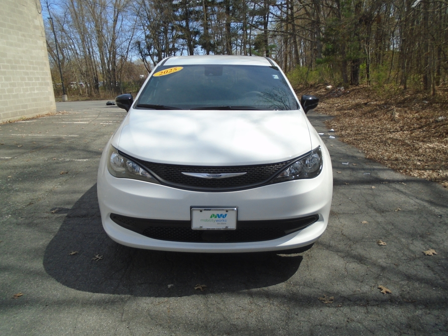 White Chrysler Voyager image number 7