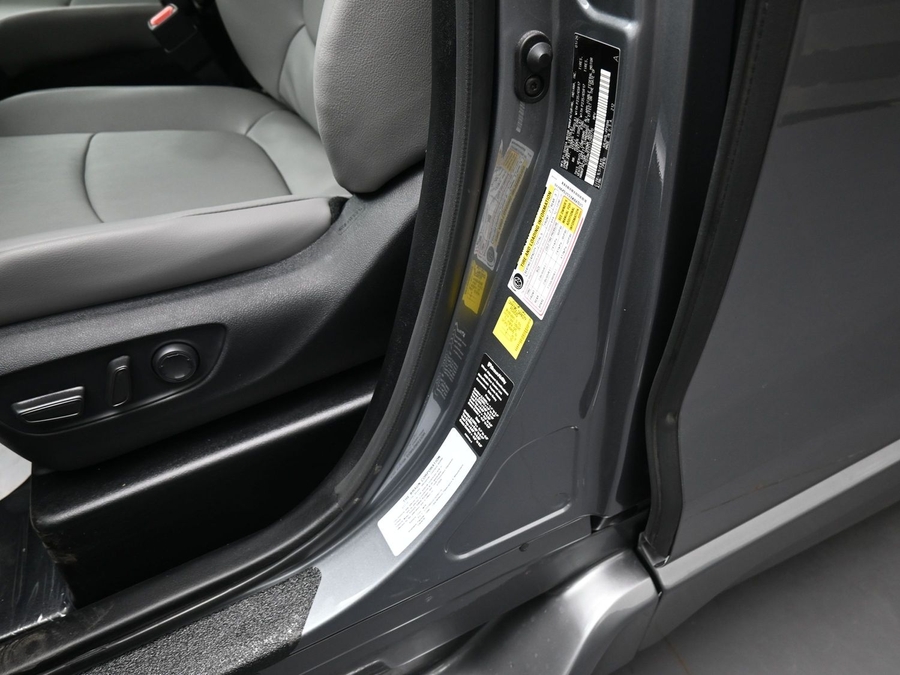 Grey Toyota Sienna image number 13