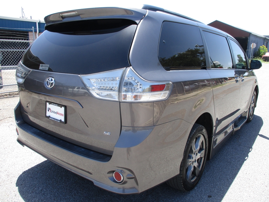 Used 2017 Toyota Sienna SE - BraunAbility Side Entry Fold Out Automatic Ramp