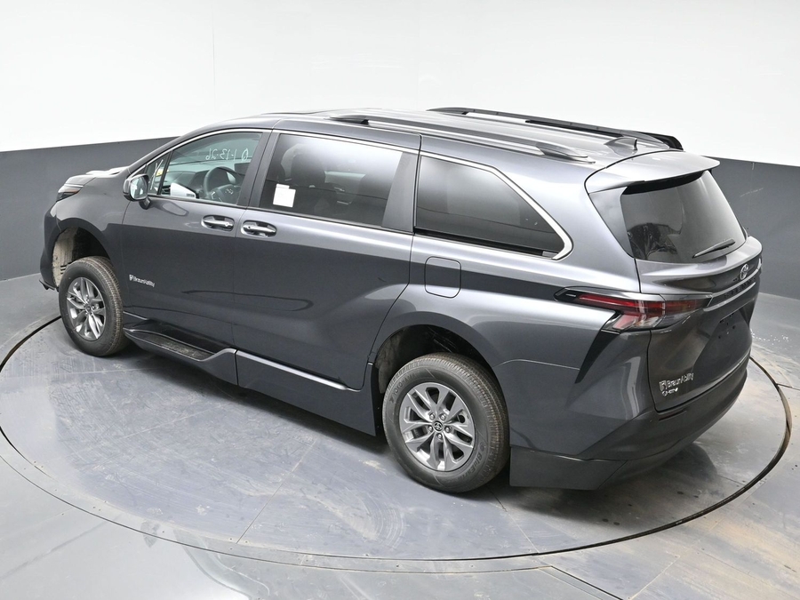 New 2025 Toyota Sienna Hybrid XLE Plus - BraunAbility Side Entry Entry Fold Out Automatic Ramp