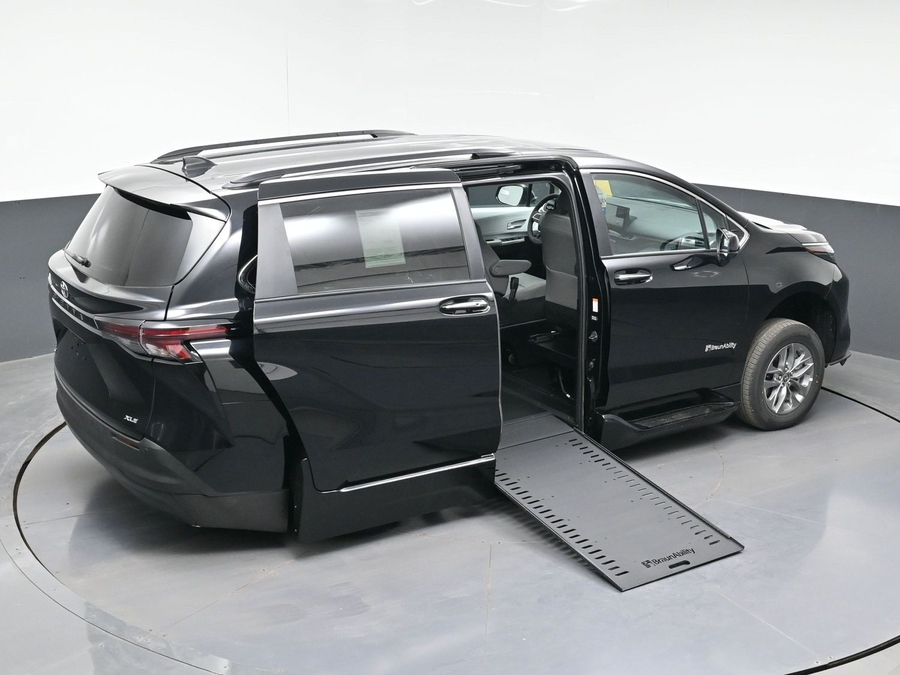 Black Toyota Sienna image number 22