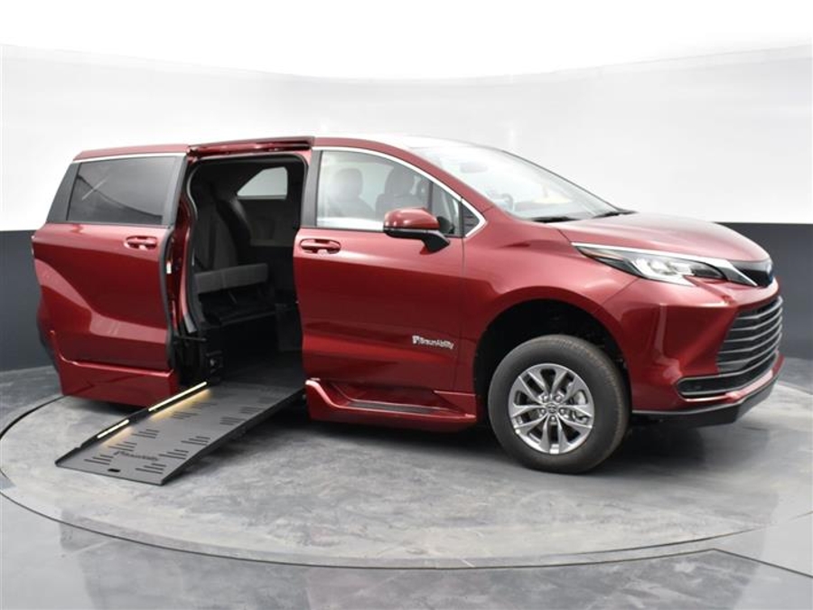 New 2026 Toyota Sienna Hybrid LE - BraunAbility Side Entry Fold Out Automatic Ramp