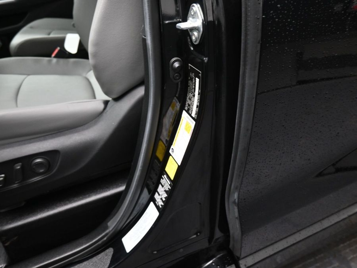 Black Toyota Sienna image number 19