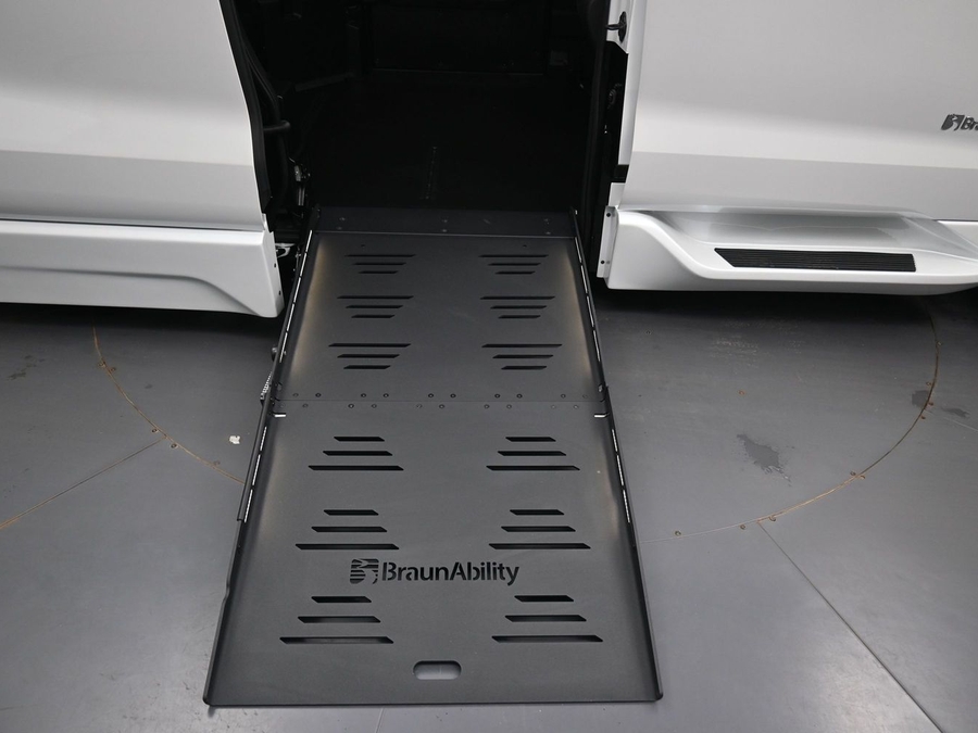 New 2026 Toyota Sienna Hybrid XLE Base - BraunAbility Side Entry Fold Out Automatic Ramp