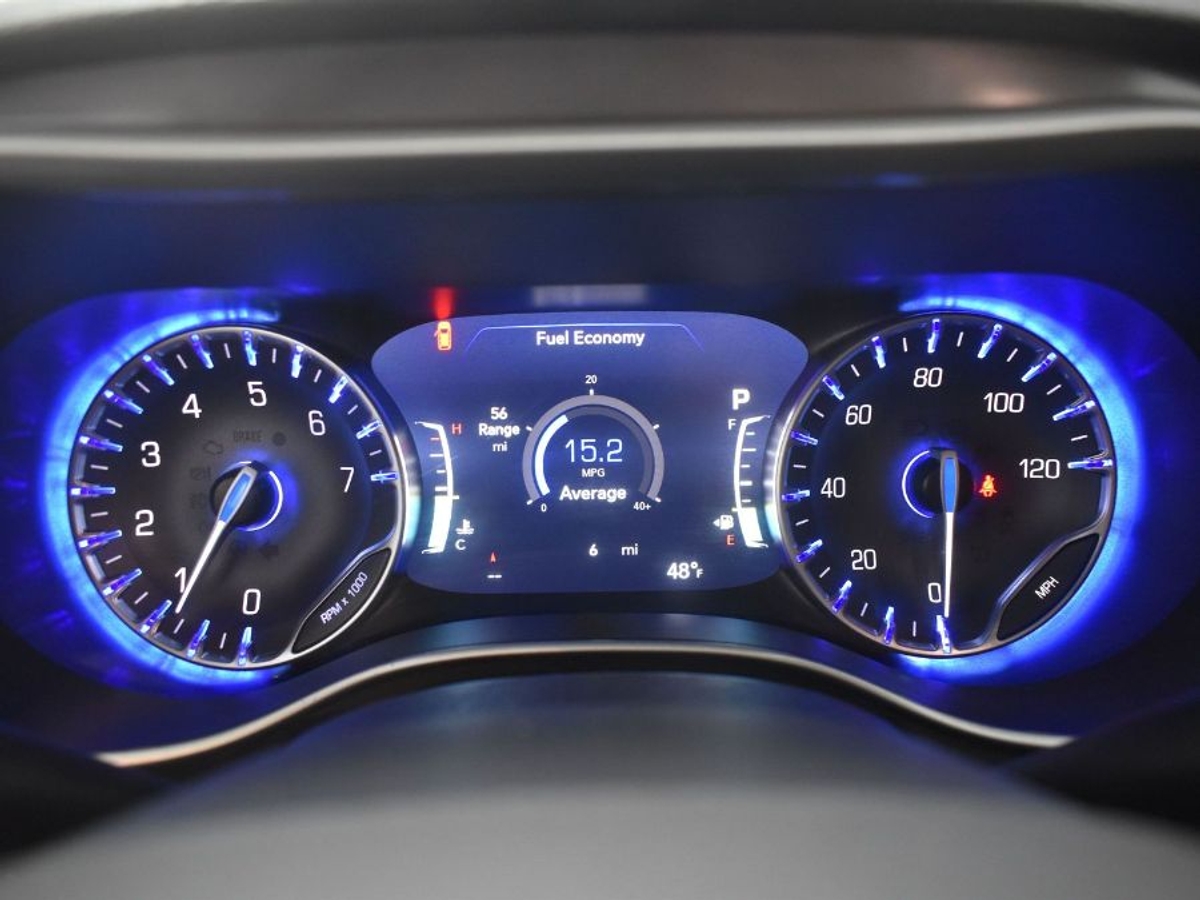 Black Chrysler Pacifica image number 15