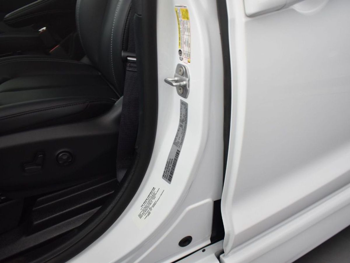 White Chrysler Pacifica image number 16