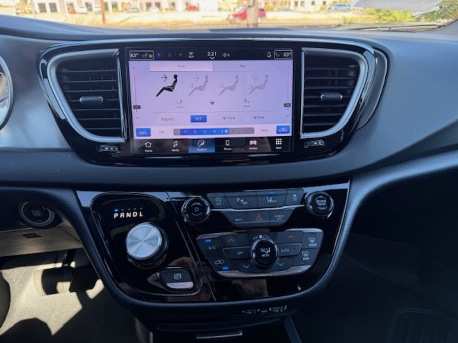 White Chrysler Voyager image number 20