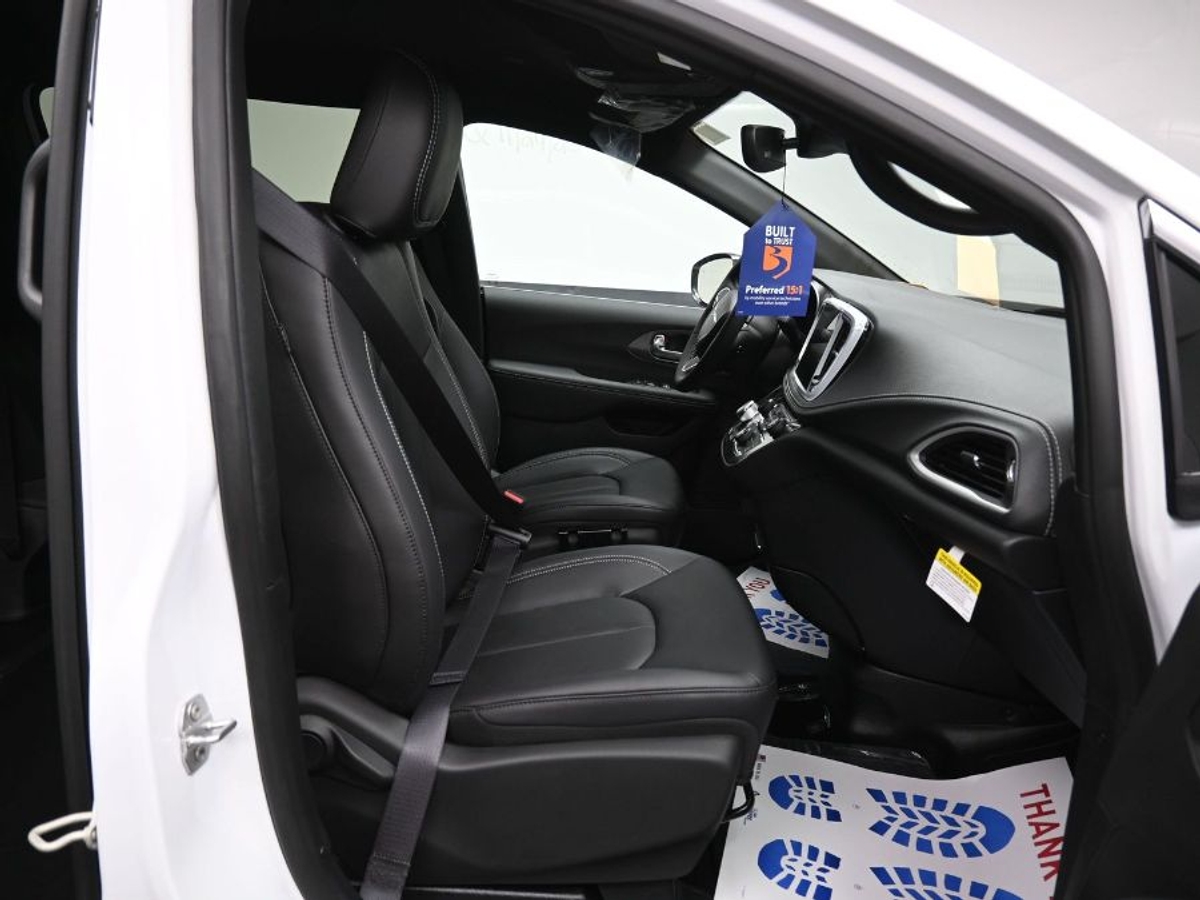 White Chrysler Pacifica image number 5