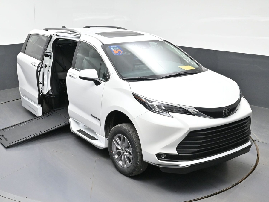 New 2026 Toyota Sienna Hybrid XLE Base - BraunAbility Side Entry Entry In Floor Automatic Ramp
