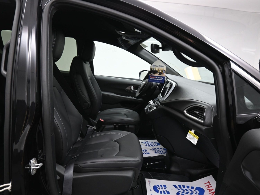 Black Chrysler Pacifica image number 5