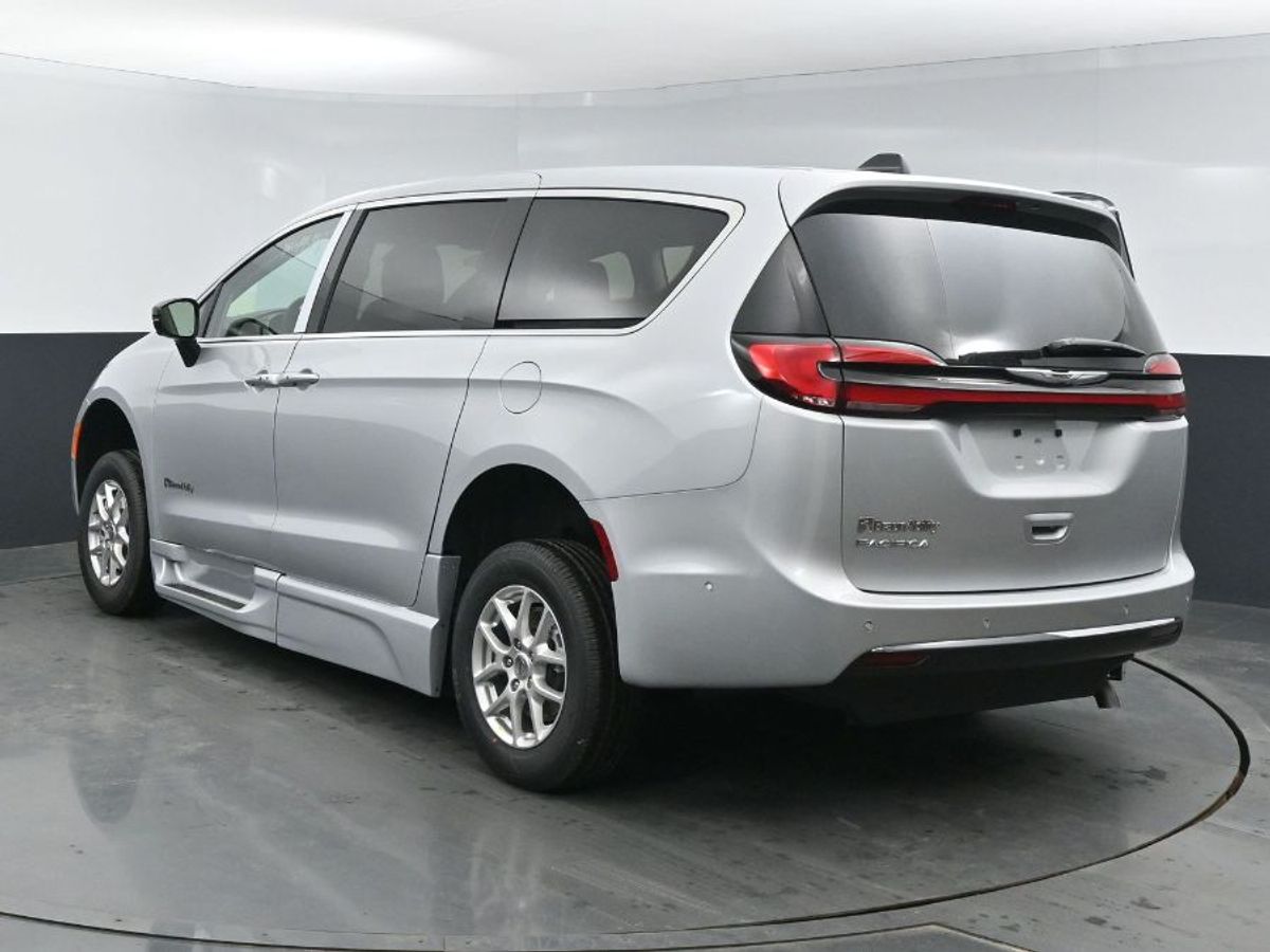 Silver Chrysler Pacifica image number 21