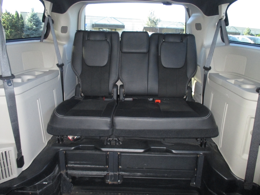Grey Dodge Grand Caravan image number 11