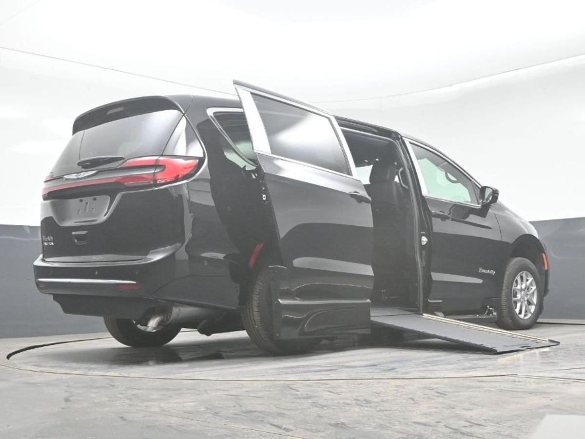 Black Chrysler Pacifica image number 21