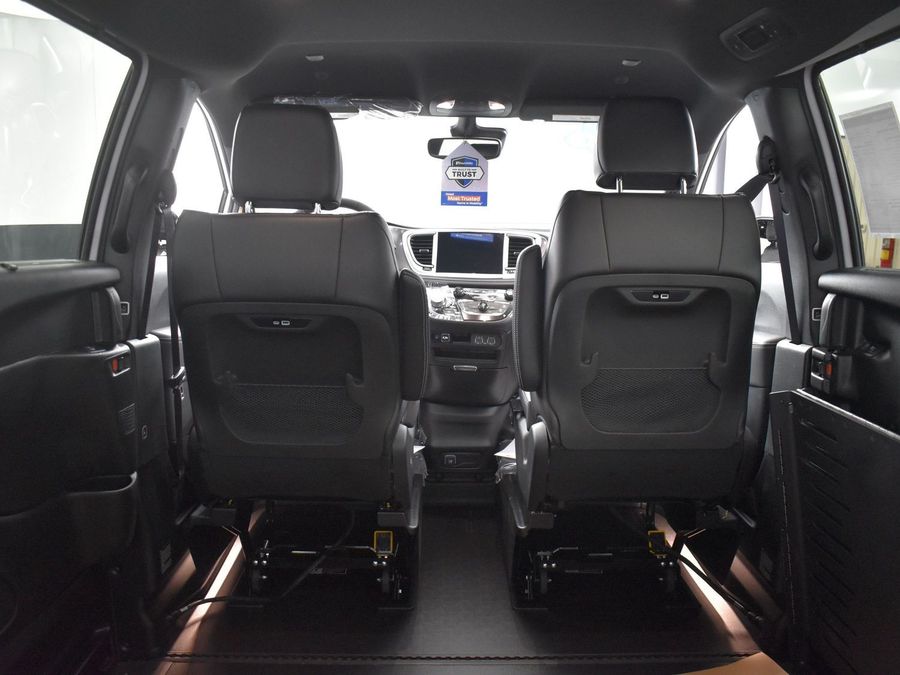 New 2025 Chrysler Pacifica Select Safety - BraunAbility Side Entry Entry Fold Out Automatic Ramp