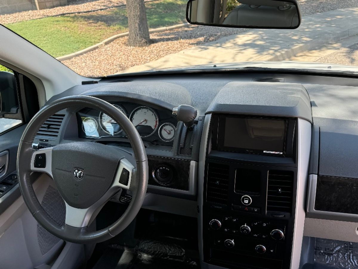 2010 DODGE GRAND CARAVAN - Image 4