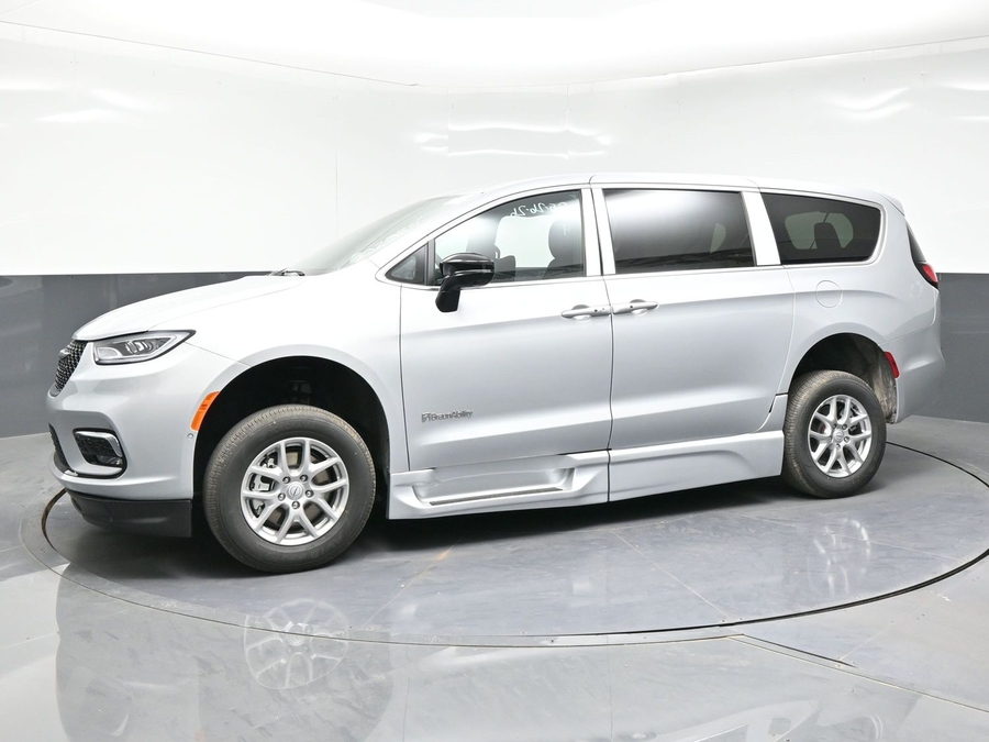 New 2026 Chrysler Pacifica Select Plus - BraunAbility Side Entry Entry Fold Out Automatic Ramp