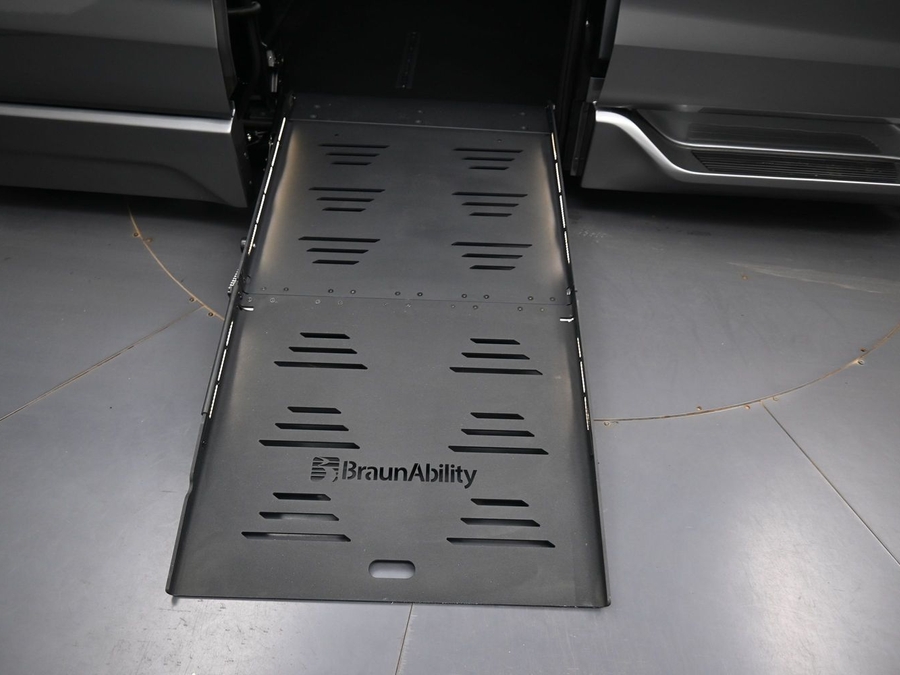 New 2026 Toyota Sienna Hybrid XLE Base - BraunAbility Side Entry Fold Out Automatic Ramp