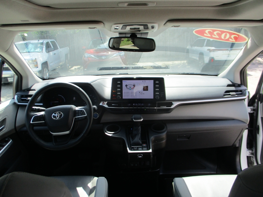 White Toyota Sienna image number 11
