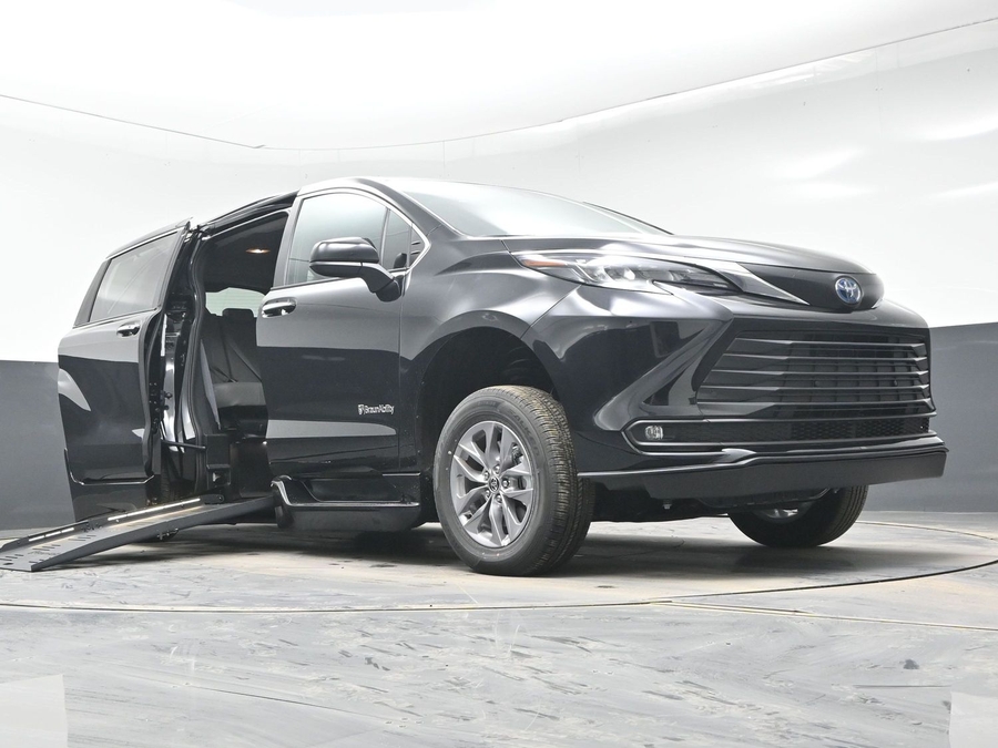 Black Toyota Sienna image number 18