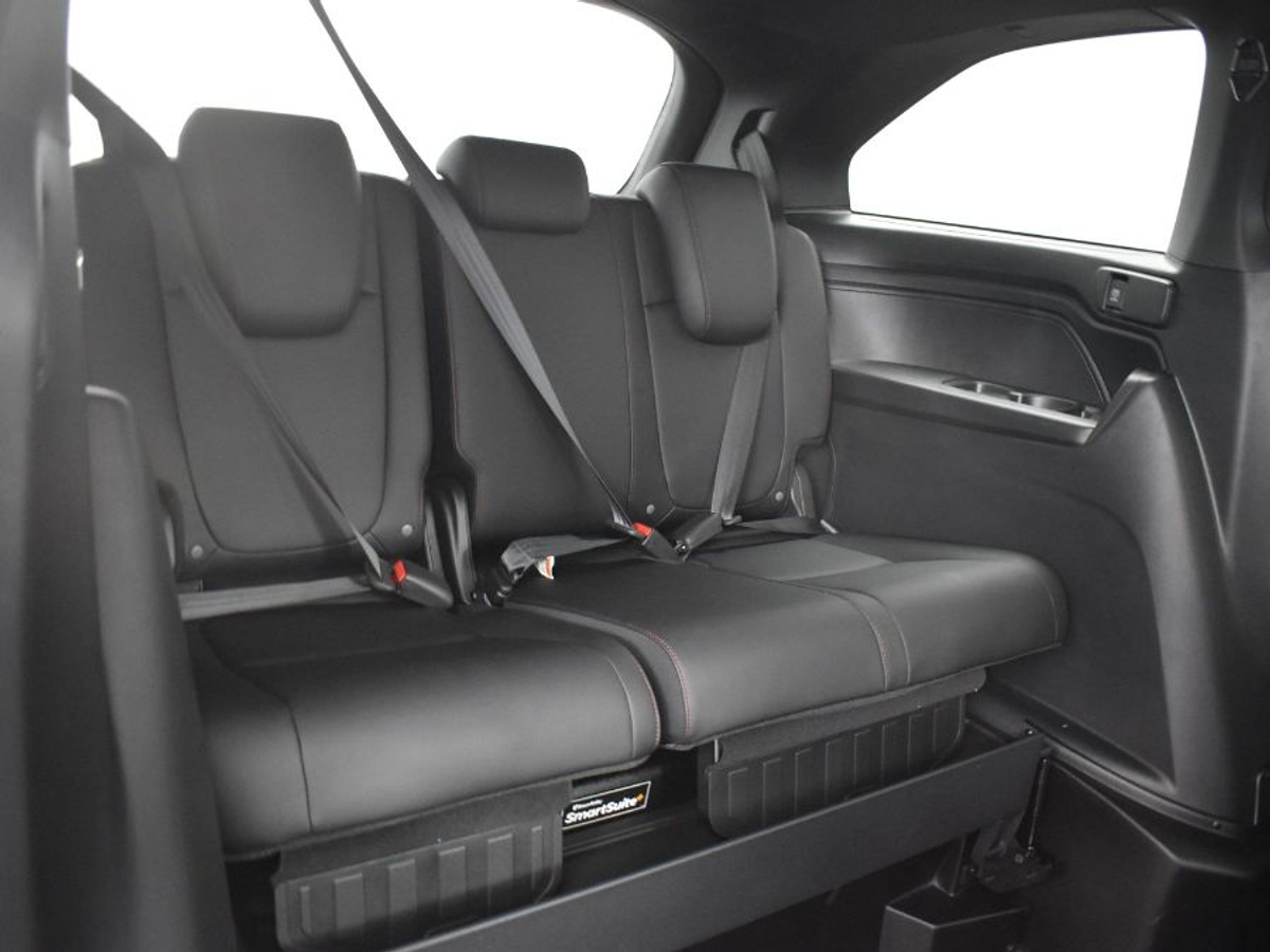 White Honda Odyssey image number 9