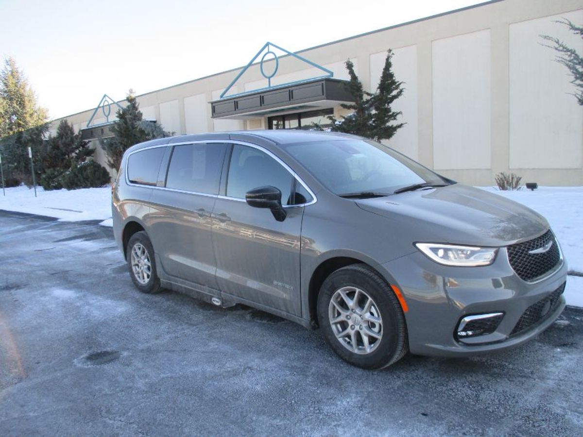 Grey Chrysler Pacifica image number 5