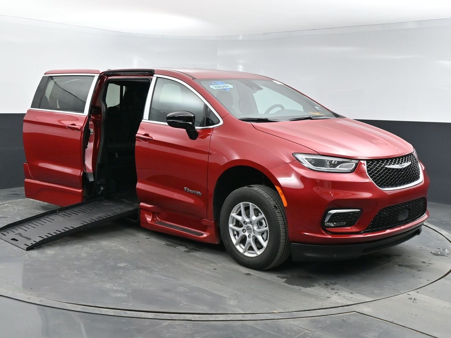 New 2026 Chrysler Pacifica Select Safety - BraunAbility Side Entry Entry Fold Out Automatic Ramp