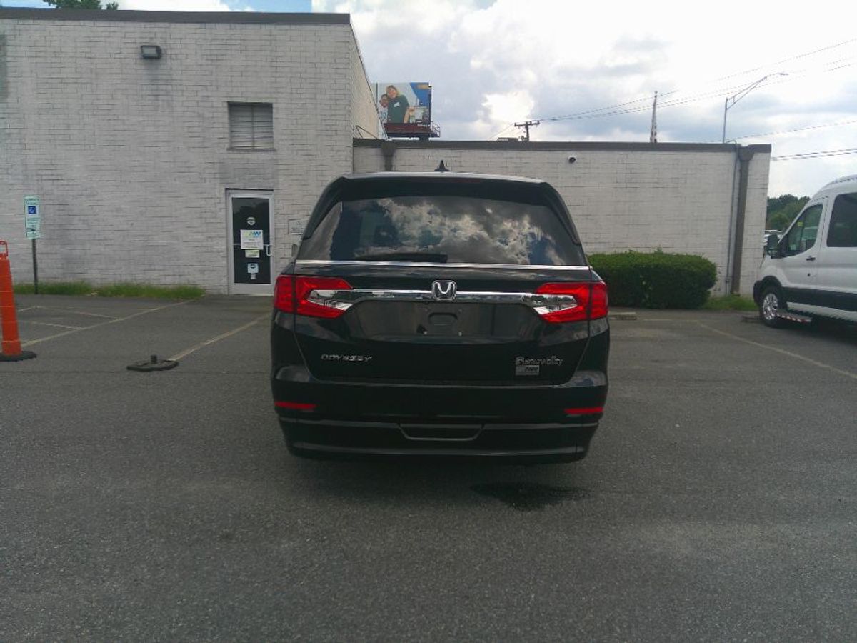 Black Honda Odyssey image number 5