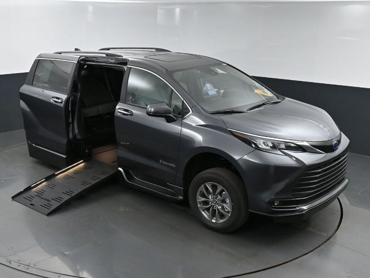 2025 TOYOTA SIENNA - Image 23