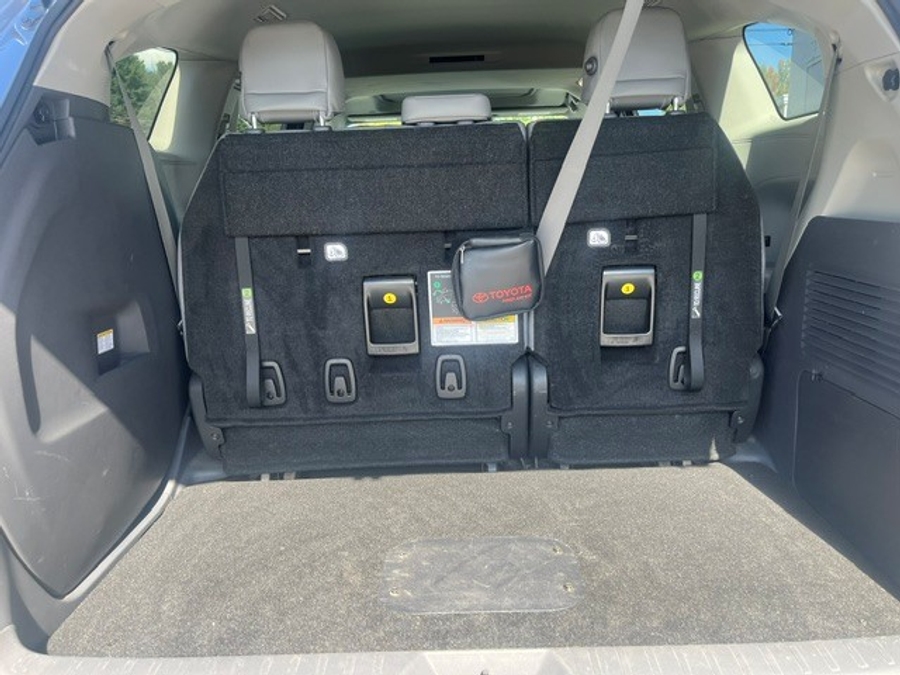 2023 Toyota Sienna XLE - Photo 9