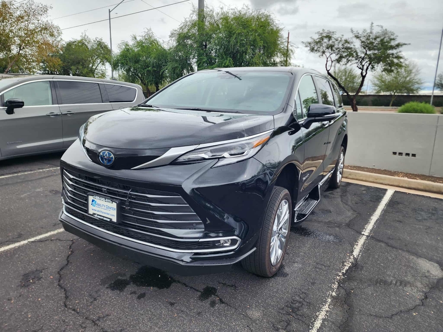 Used 2022 Toyota Sienna Hybrid Platinum - BraunAbility Side Entry Entry Fold Out Automatic Ramp
