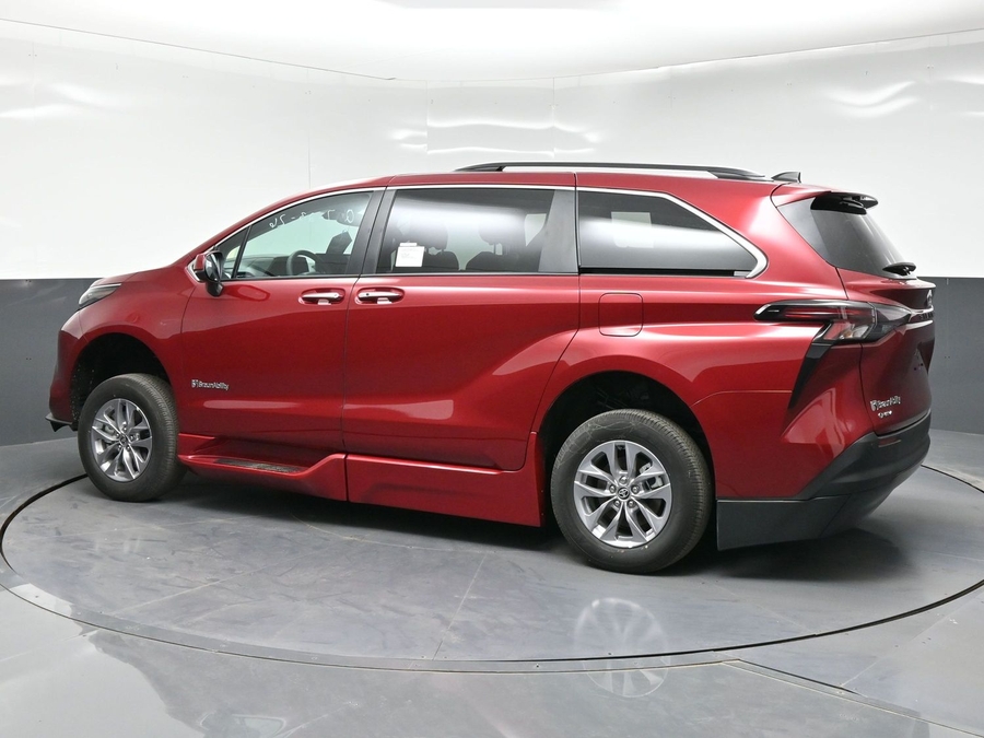Red Toyota Sienna image number 3