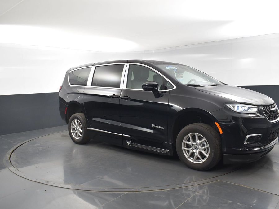 New 2025 Chrysler Pacifica Select Safety - BraunAbility Side Entry Entry Fold Out Automatic Ramp