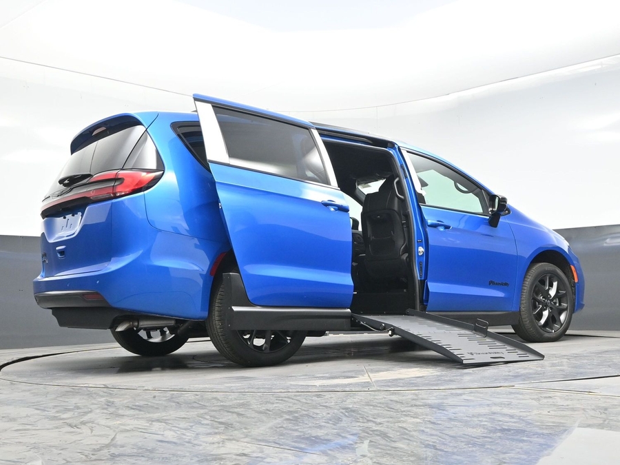 New 2026 Chrysler Pacifica Select Sport - BraunAbility Side Entry Entry Fold Out Manual Ramp