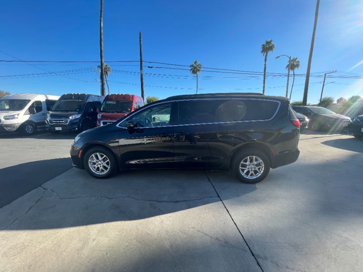 Black Chrysler Pacifica image number 2