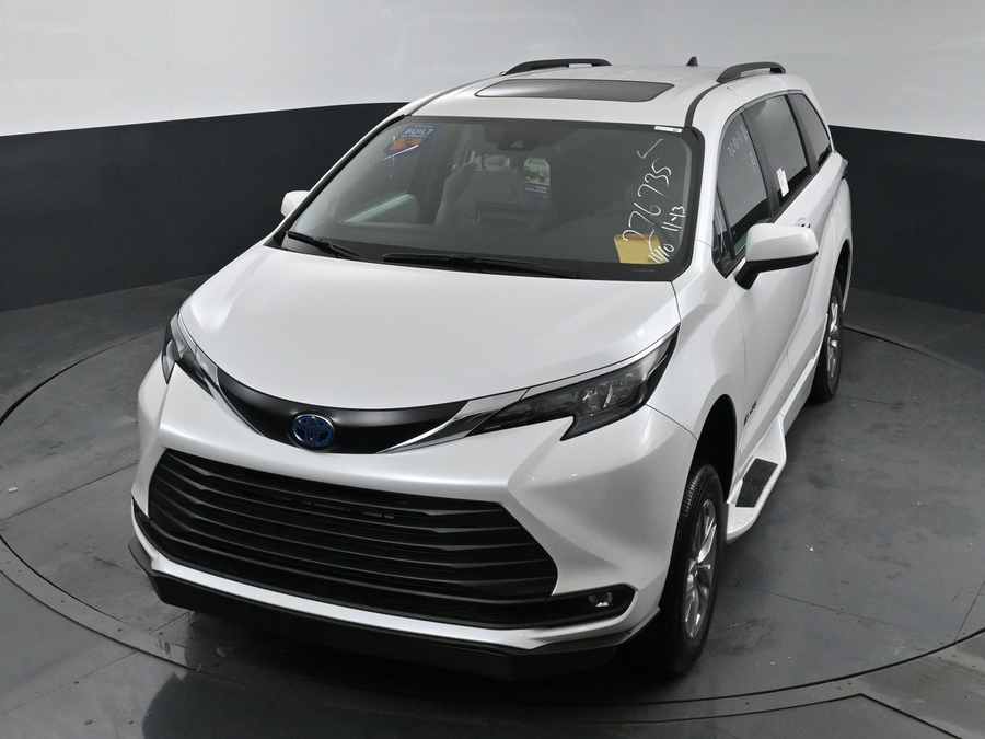 New 2025 Toyota Sienna Hybrid XLE Plus - BraunAbility Side Entry Entry In Floor Automatic Ramp