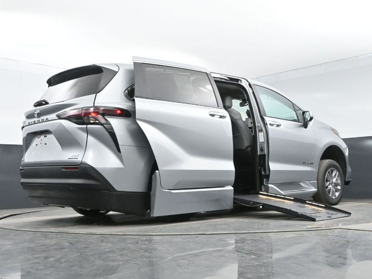 2024 Toyota Sienna XLE - Photo 13