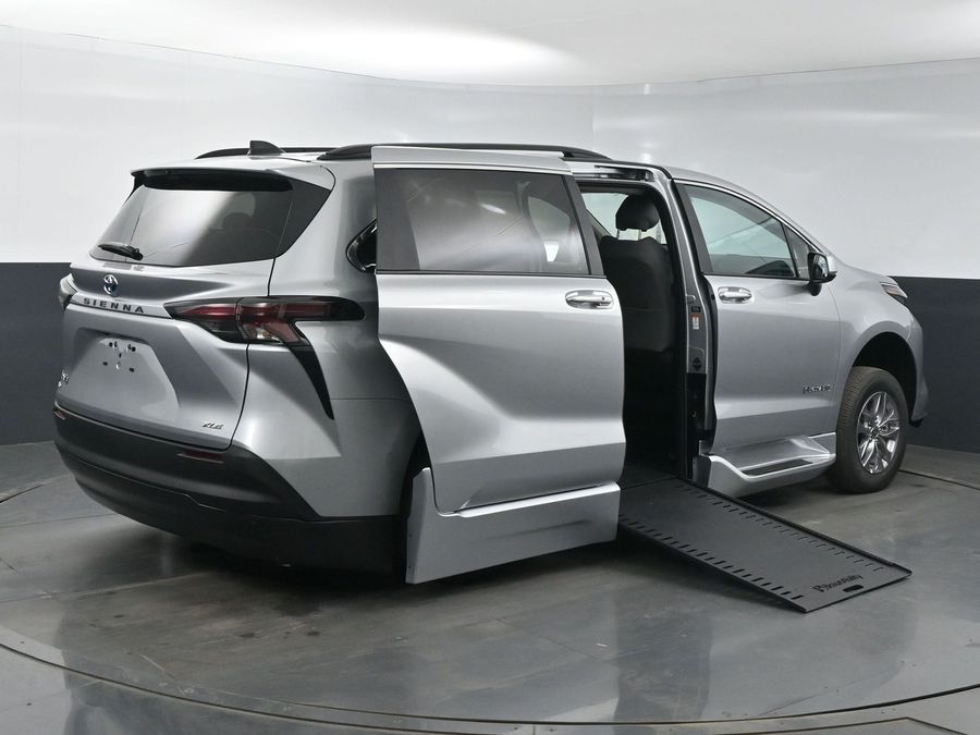 New 2025 Toyota Sienna Hybrid XLE Plus - BraunAbility Side Entry Entry In Floor Automatic Ramp